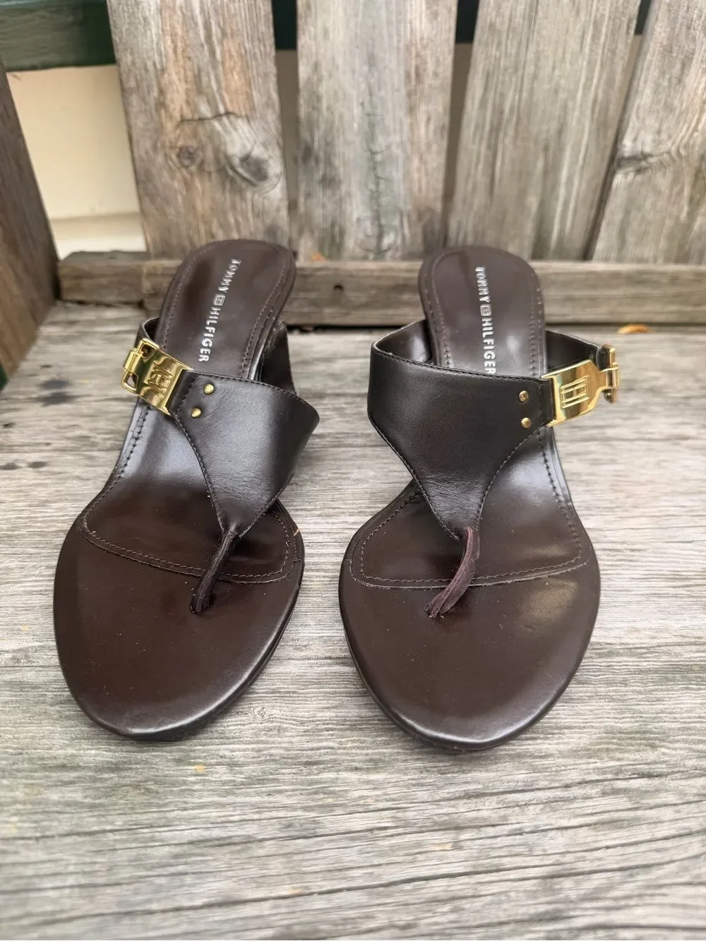 Tommy Hilfiger Dark Brown Leather Thong Kitten Heel Sandals Gold Buckle 7 1/2